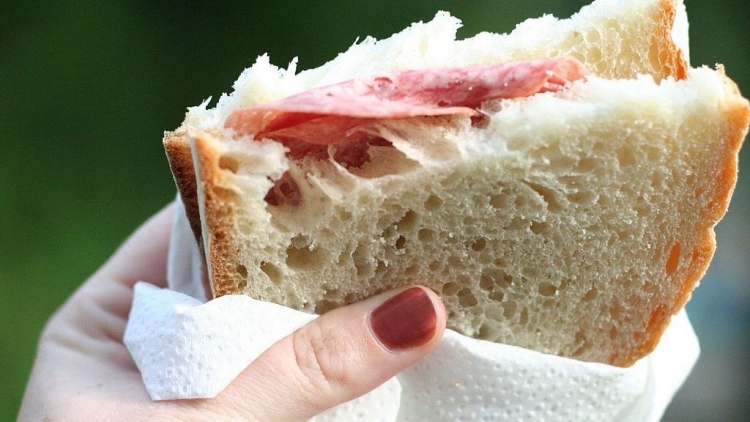 Беременную стюардессу из Англии сократили за съеденный бутерброд
