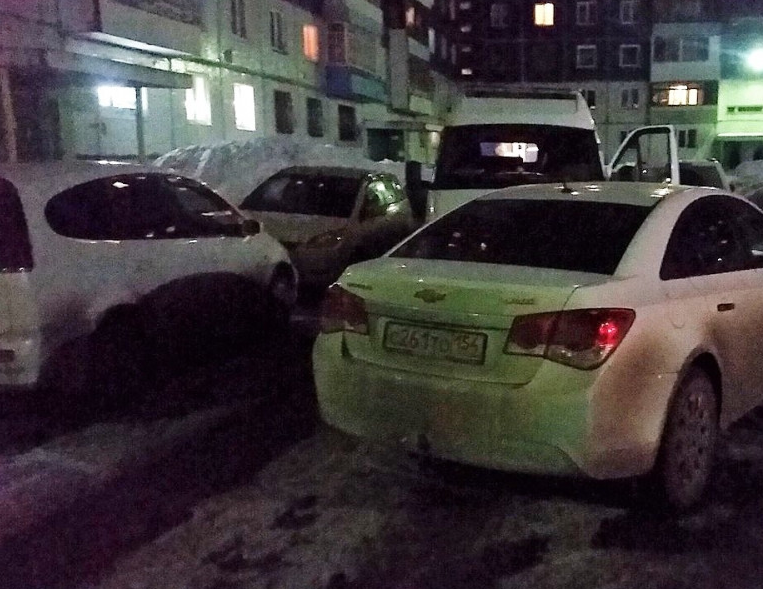 В Кемерове оштрафовали водителя Chevrolet, который перегородил дорогу скорой помощи