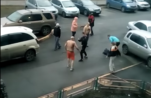 Пользователи Pikabu обсуждают видео массовой драки в Новокузнецке