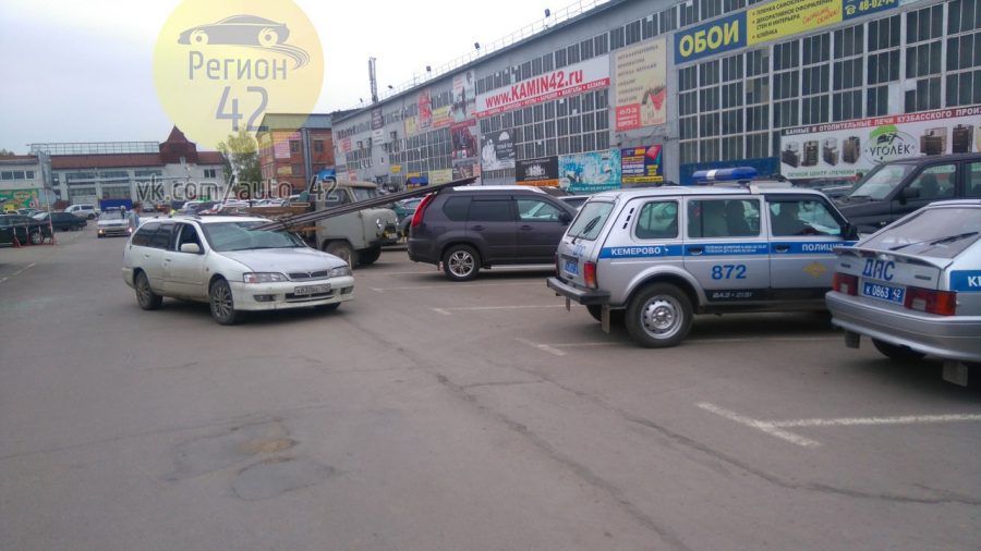 В Сети появилось видео ДТП в Кемерове, в котором трубы пробили лобовое стекло Nissan