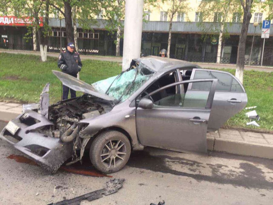Страшное ДТП в Новокузнецке: водитель Toyota врезался в столб