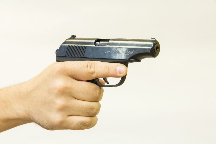 В Кемерове пенсионер выстрелил из пистолета в 14-летнюю девочку из-за стука в дверь