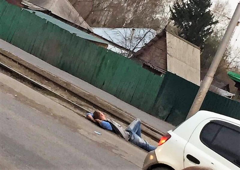 В Кемерове пьяный мужчина уснул на трамвайных путях