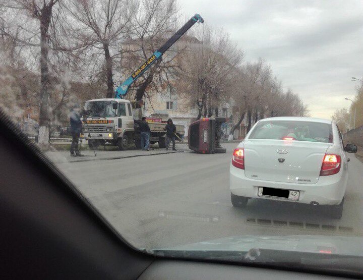 В Сети опубликовали видео последствий ДТП в Кемерове, после которого перевернулась Toyota