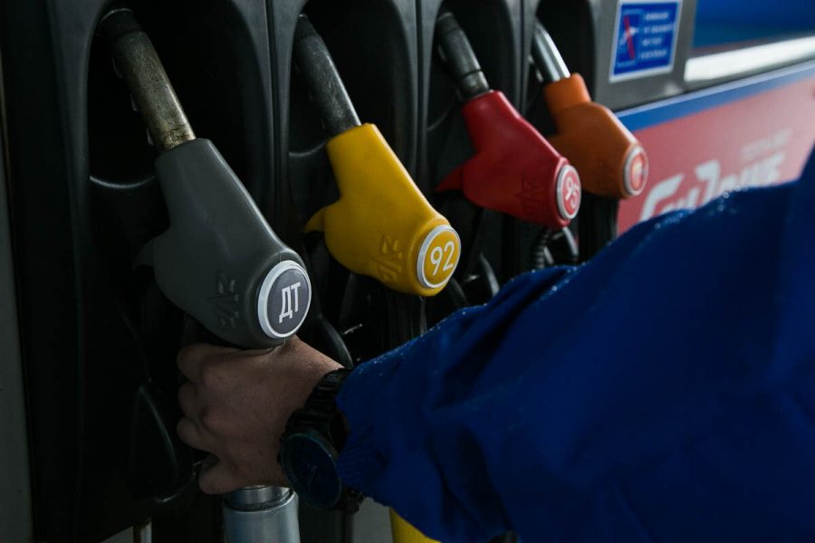 В Кемерово цена на бензин упала до рекордного уровня