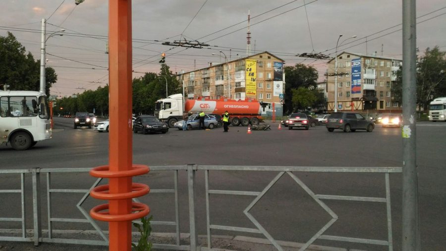 В Кемерове мотоциклист попал в больницу после ДТП с Mercedes