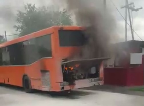 В Кемеровском районе возле садового товарищества горел автобус