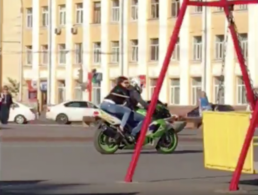 Погоня за мотоциклистом на площади Советов в Кемерове попала на видео