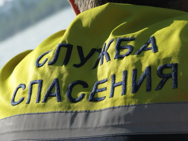 Кемеровские спасатели освободили застрявшую между решёток на балконе девушку