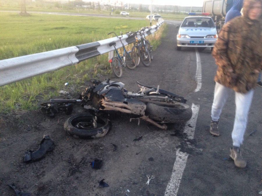 Видео: в Кузбассе на трассе в ДТП с мотоциклом один человек погиб и трое пострадали