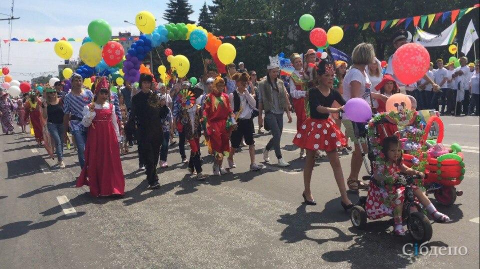 В Новокузнецке прошло костюмированное шествие в честь 399-летия города
