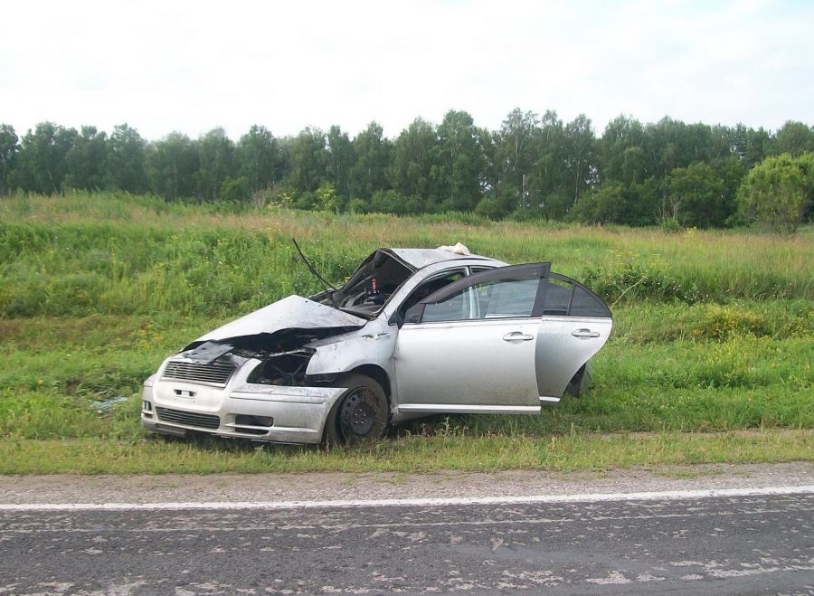 В Кузбассе на трассе перевернулась Toyota, пьяный водитель пострадал