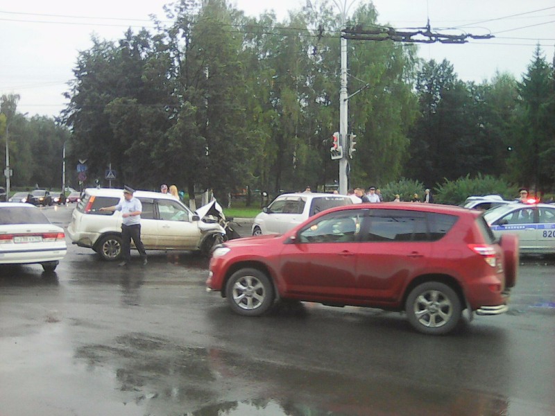 Видео: в Новокузнецке водитель выехал на перекрёсток на «красный свет» и устроил массовое ДТП