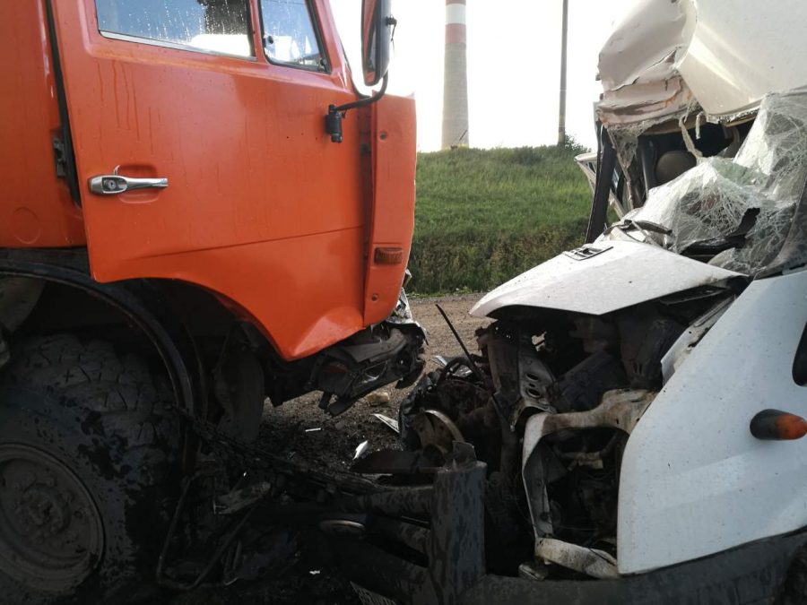 В Кемерове при столкновении «Форд Транзит» и «НефАЗ» пострадали два человека