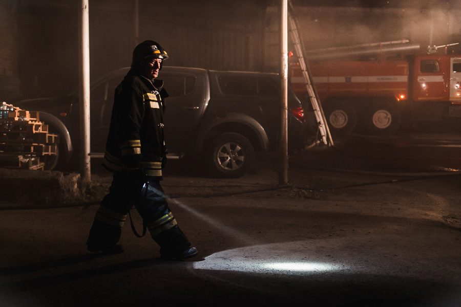 Ночью в Новокузнецке сгорел внедорожник Land Cruiser Prado