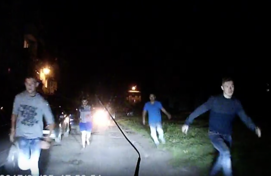 Видео: ревнивый кузбассовец и его друзья избили авто соперника