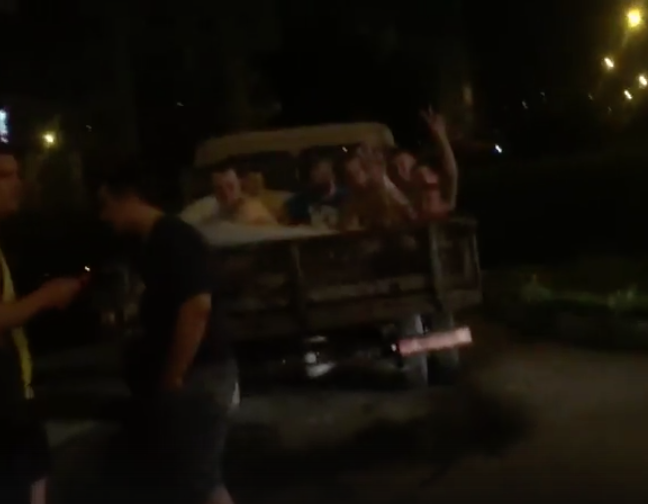 Видео: новокузнечанин устроил бассейн для друзей в кузове «Газели»
