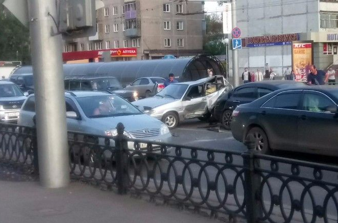 Возникла шокирующая видеозапись ДТП в Кузбассе, где столкнулись КамАЗ и иномарка