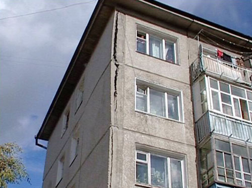 В Кемерове мужчина пытался спуститься с 5 этажа через окно и сорвался вниз