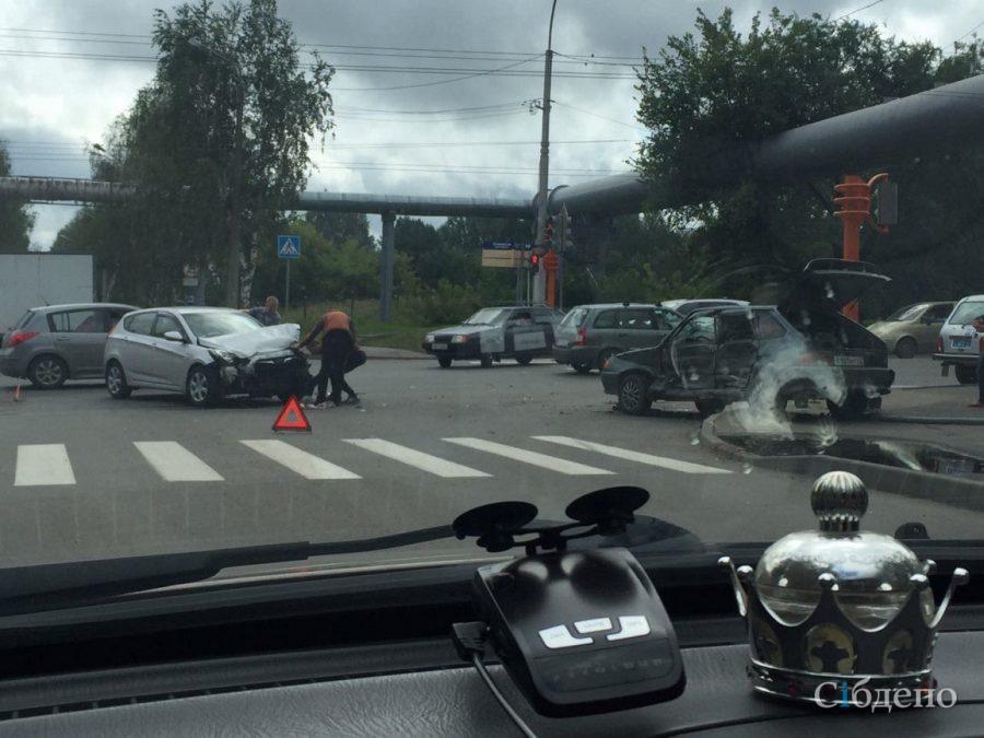 Фото: в Кемерове ВАЗ снёс дорожный знак после столкновения с Hyundai