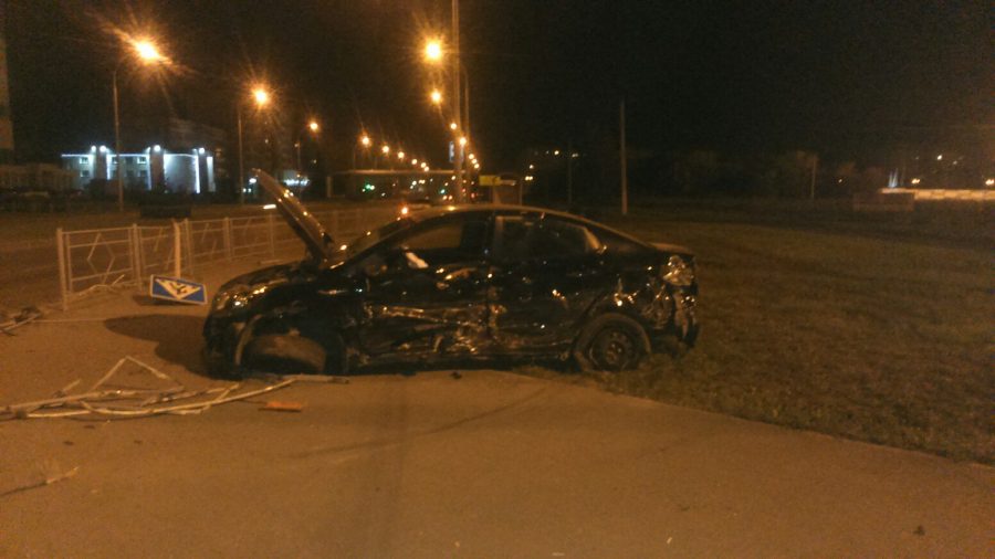 В Кемерове после ДТП водитель Kia Rio cнёс светофор, пострадал один человек