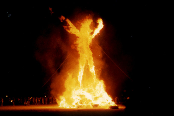 В США участник фестиваля Burning Man вбежал в гигантский костёр и погиб