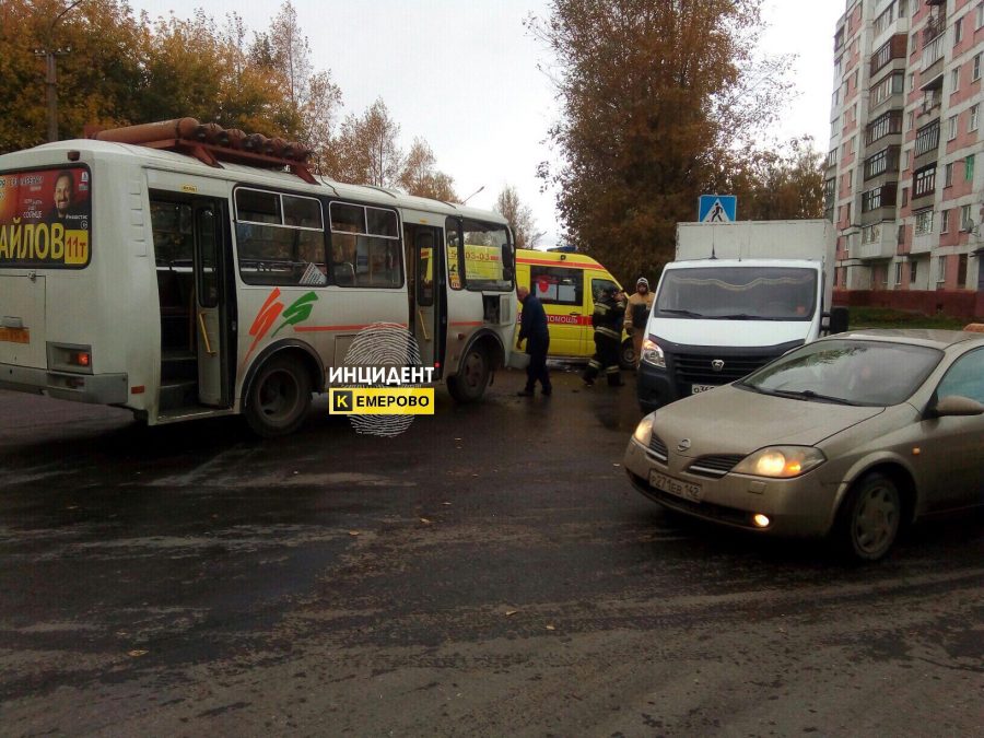 В Кемерове при столкновении маршрутки и «Газели» пострадала 11-летняя девочка