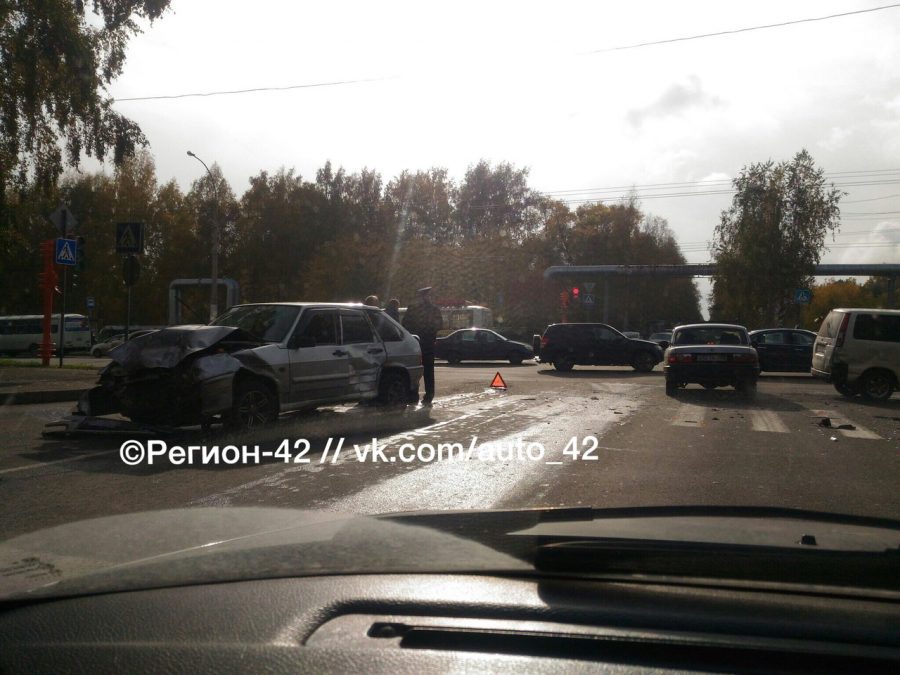 В Кемерове на перекрёстке столкнулись две «легковушки»