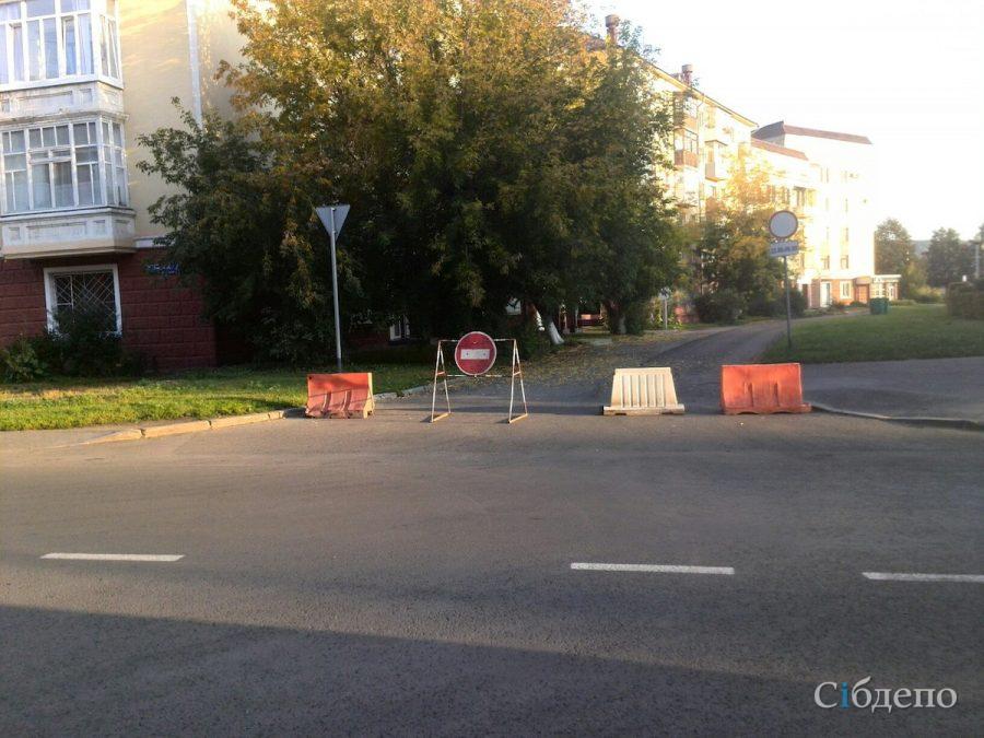 В Кемерове перекрыли часть улицы, где дорожники обнаружили брусчатку 1930-х годов