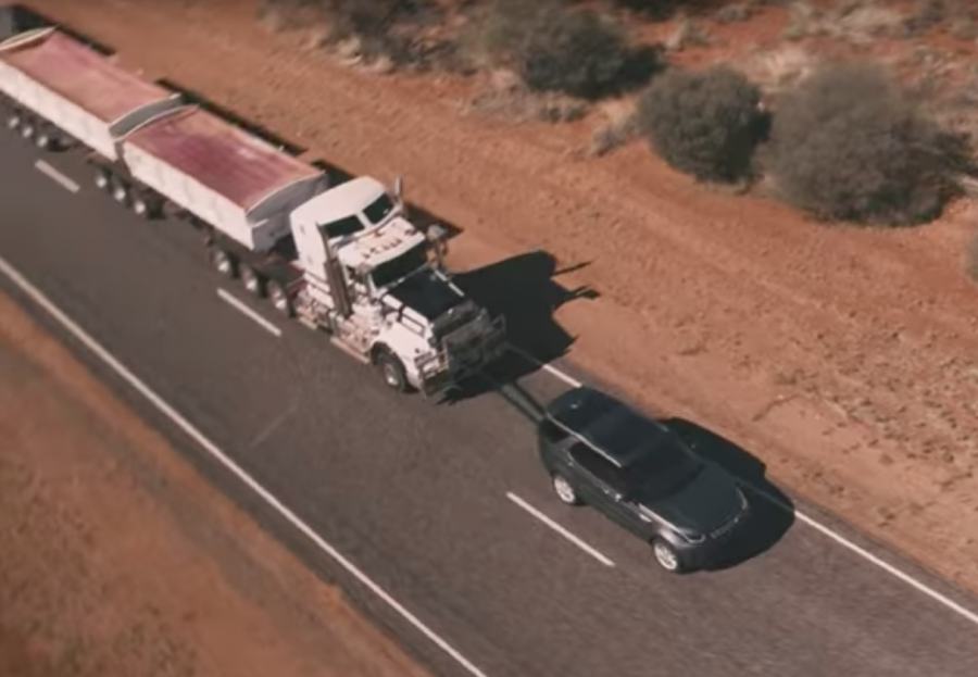 Видео: Land Rover Discovery отбуксировал 110-тонный автопоезд