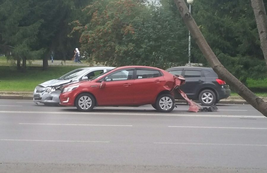 В Кемеровое на бульваре Строителей произошло тройное ДТП