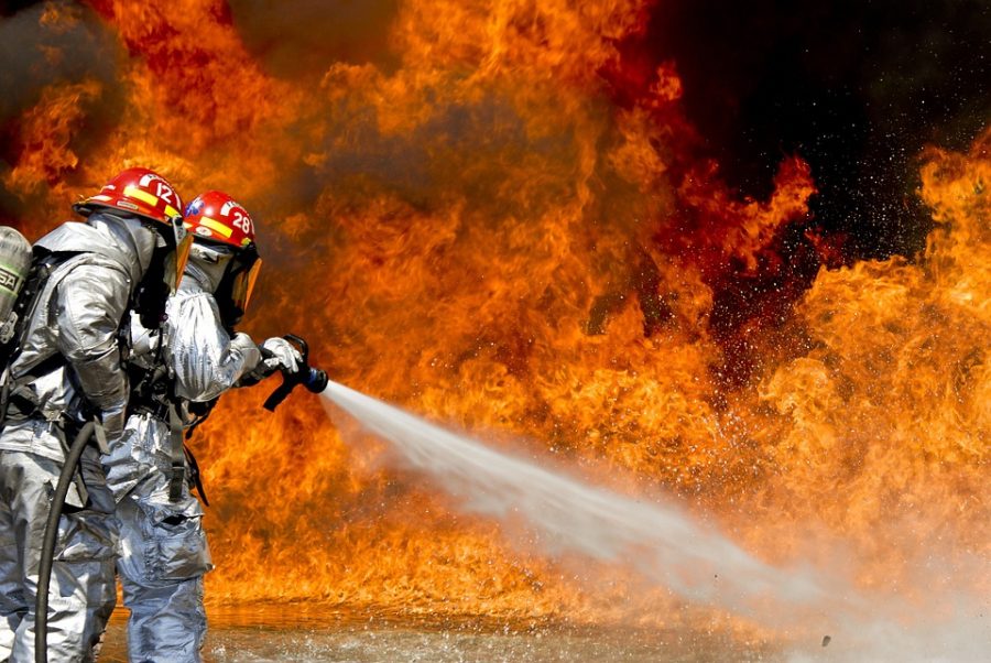 В Кузбассе сотрудники МЧС вывели из горящего дома четыре человека