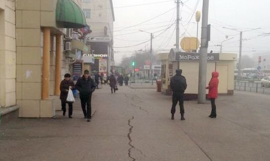 На привокзальной площади Новокузнецка ликвидировали незаконную торговлю едой и одеждой