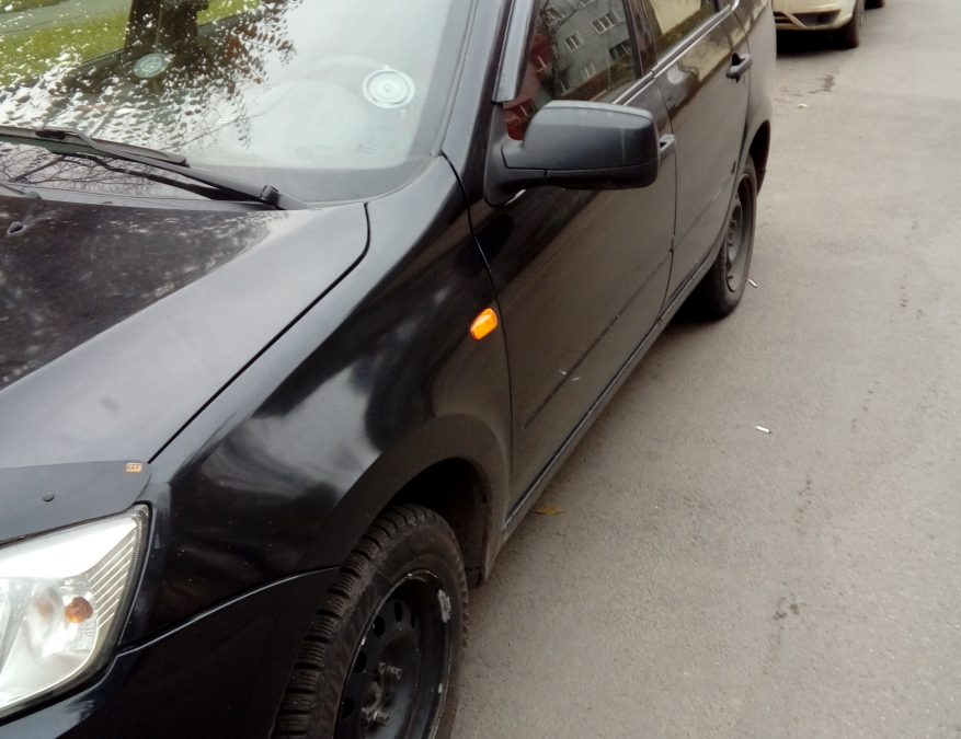 Жительница Новокузнецка закурила возле отдела судебных приставов и лишилась своего авто