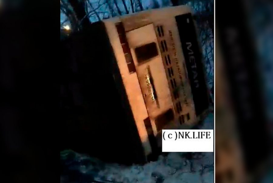 В Кузбассе в ДТП с пассажирским автобусом пострадали два человека
