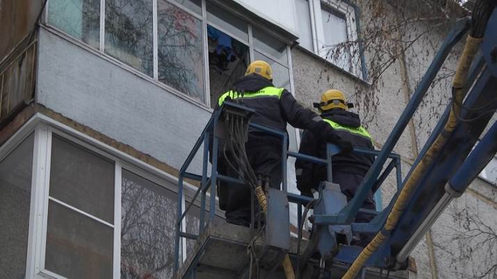 Кемеровские спасатели освободили с балкона пенсионерку, запертую внуком