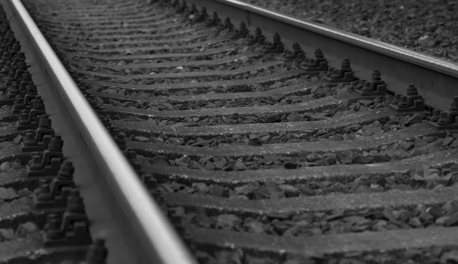 Ночью в Кузбассе поезд насмерть сбил 17-летнюю девушку