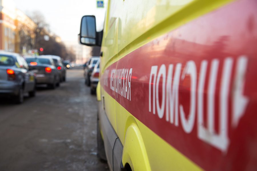 В Новокузнецке при столкновении Infiniti и Lexus пострадали двое взрослых и ребёнок