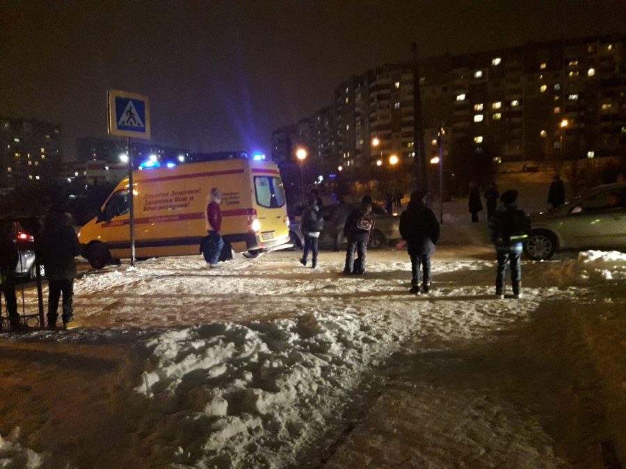 В Кемерове на ФПК автомобиль сбил мужчину с ребёнком