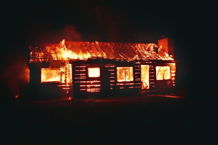 В Кузбассе при пожаре в частном доме погибли три человека