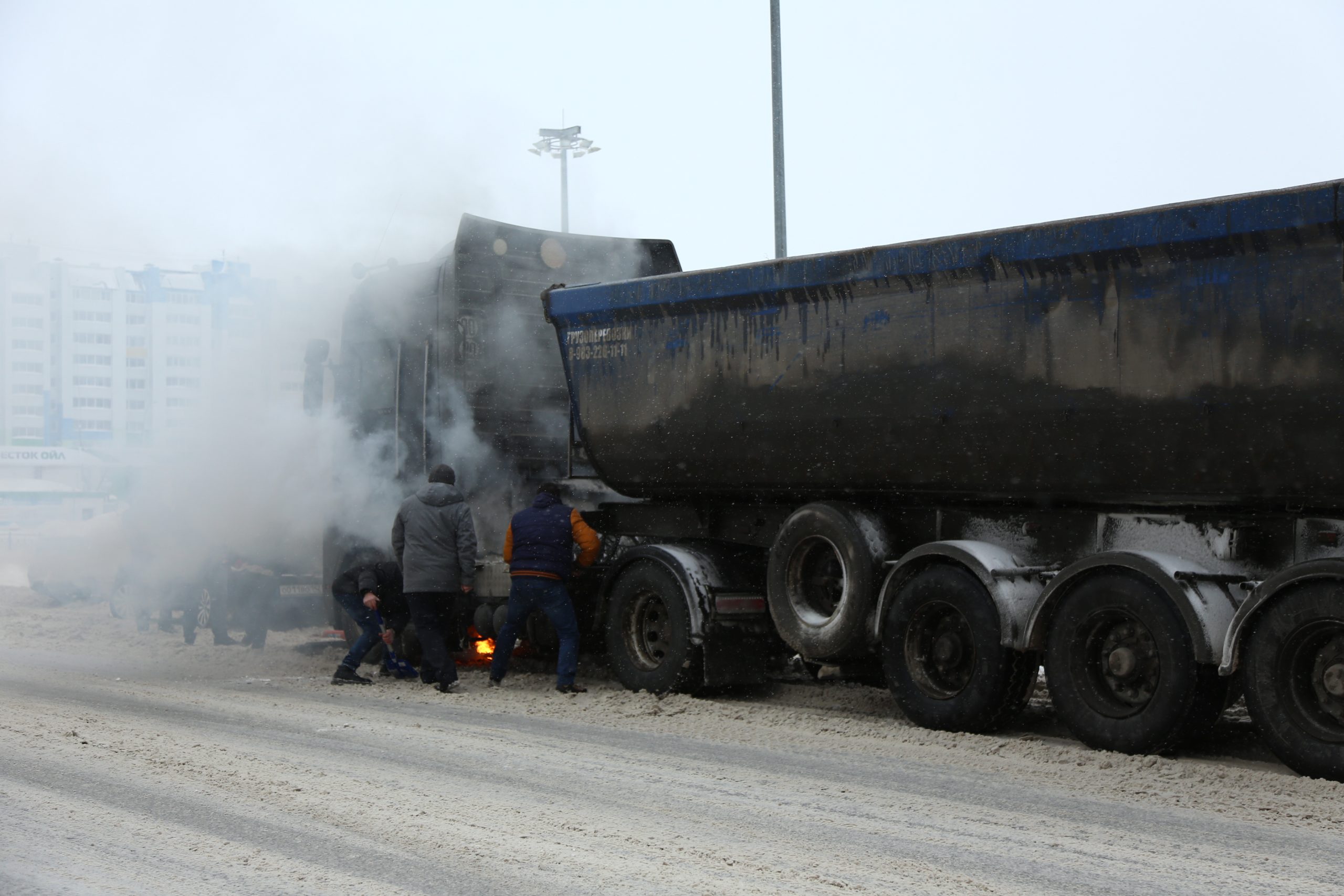 В Кемерове грузовик загорелся посреди дороги