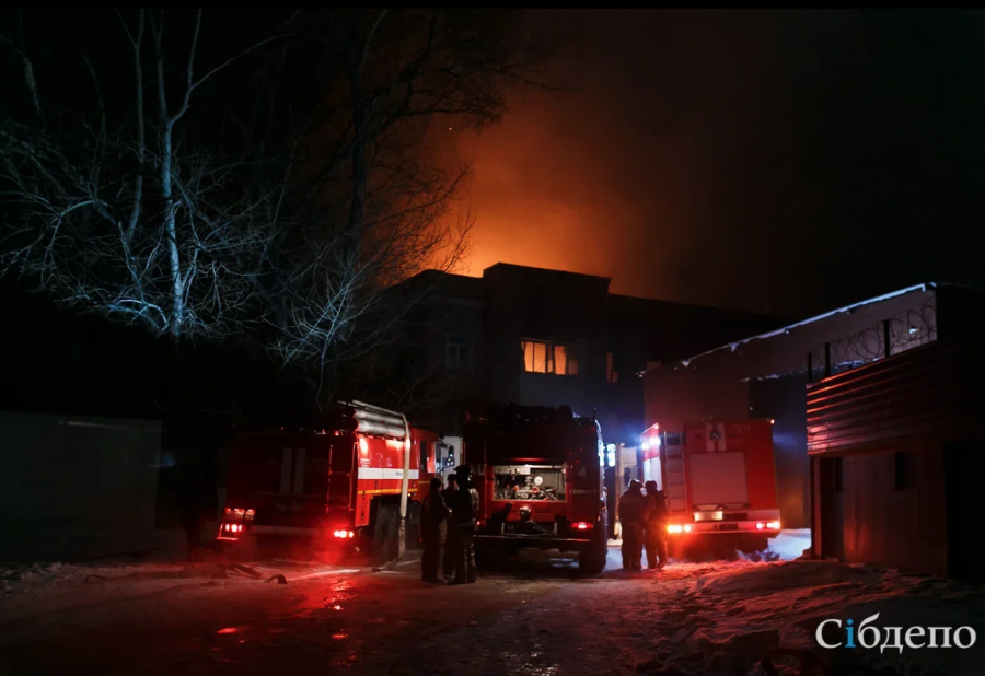 В Кемерове двое людей погибли во время ночного пожара