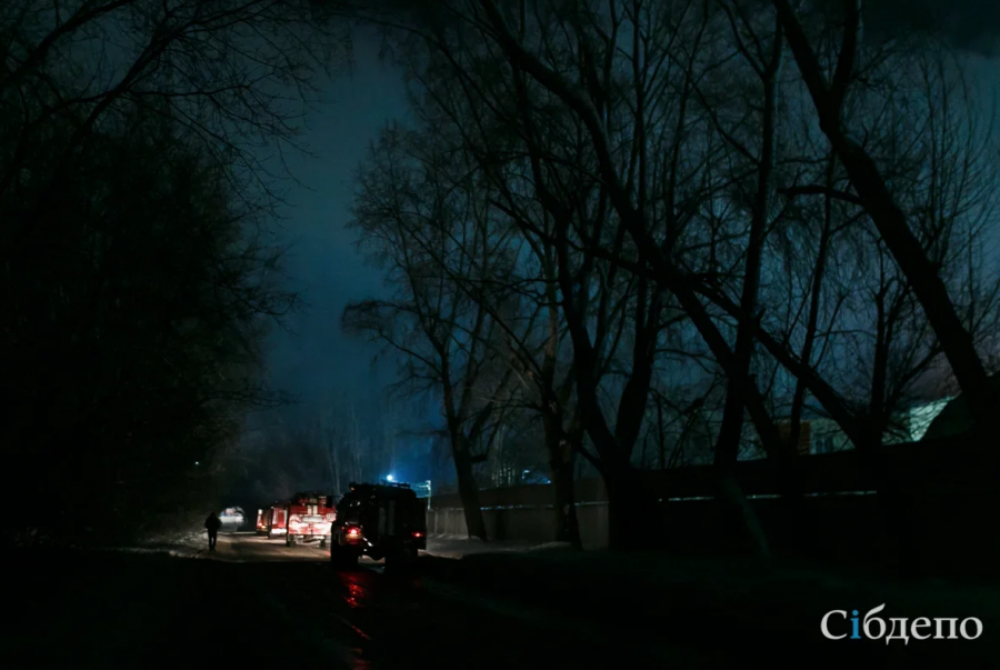 Ночью сразу три авто вспыхнули на парковке в Кузбассе