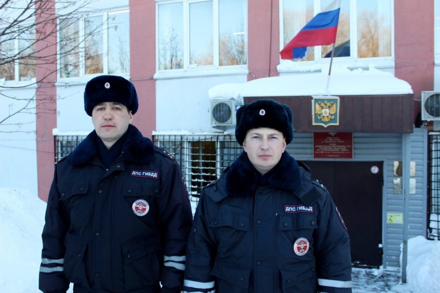 В Кузбассе инспекторы ДПС реанимировали жертву ДТП