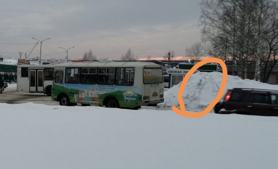 В Кузбассе ребёнок скатился с горки под автобус