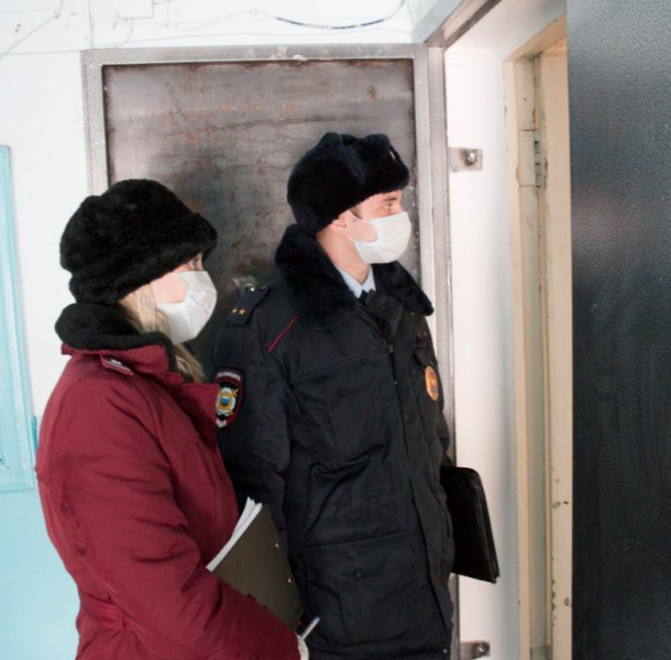 В Кузбассе полицейские проводят рейды по квартирам