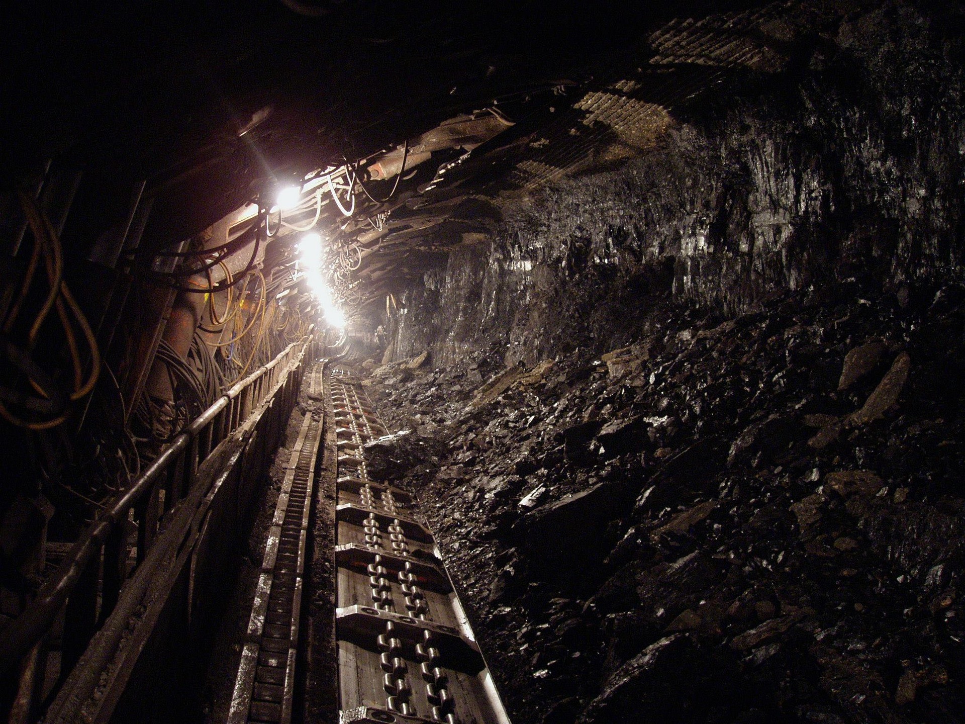 Замгубернатора назвал шахты, сотрудникам которых, возможно, придётся сменить работу