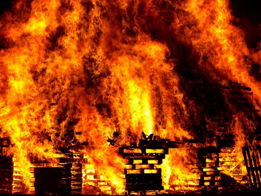 В Анжеро-Судженске выгорел двор одного из домов
