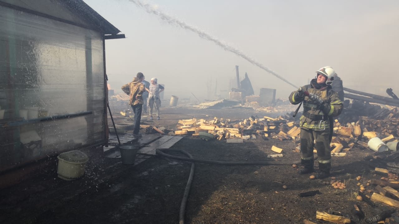 Спасатели МЧС потушили большой пожар в Яшкинском районе