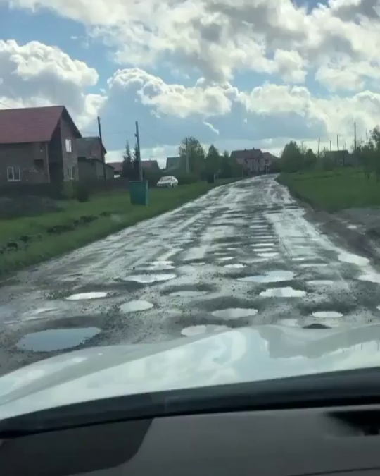 Разбитая дорога в кузбасском селе становится причиной скандала